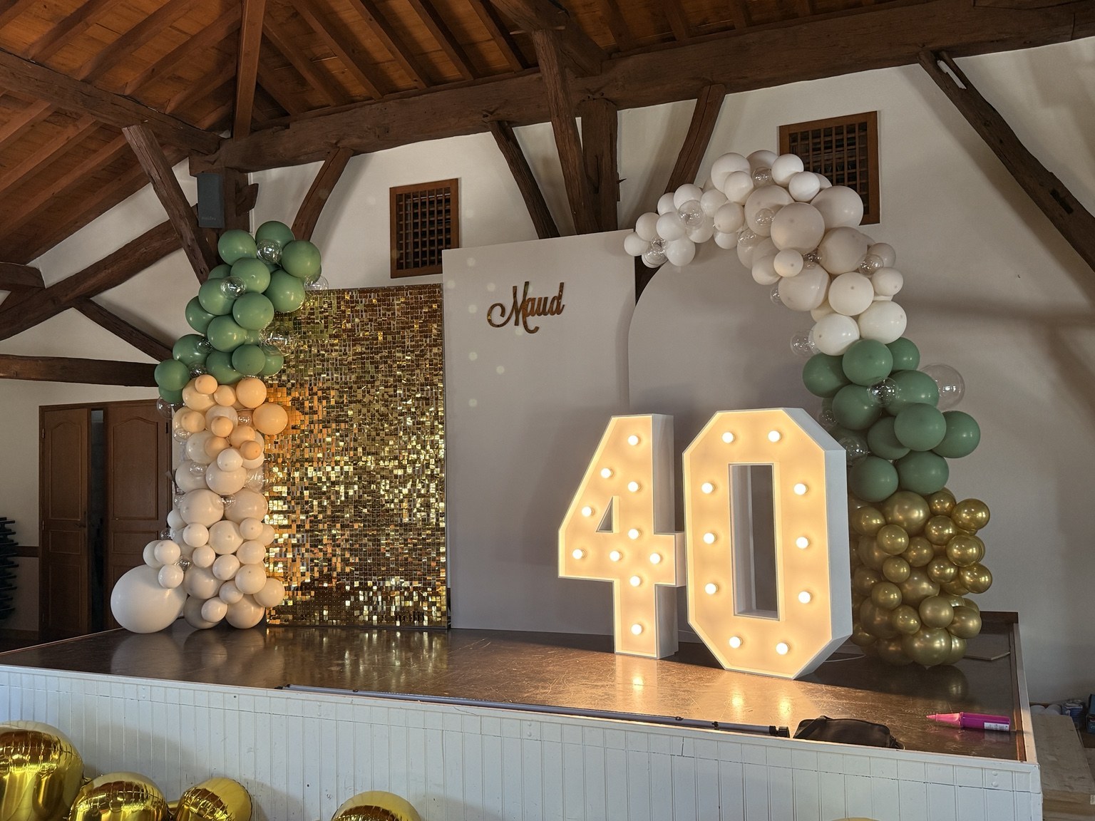 Scénographie anniversaire avec arche de ballons